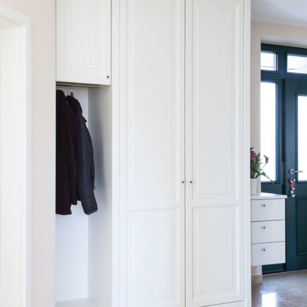 Garderobe im klassischen Stil in weiß