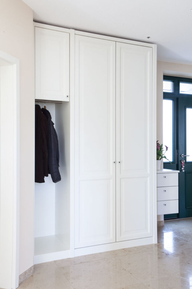 Garderobe im klassischen Stil in weiß