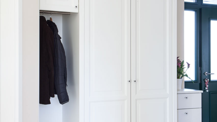 Garderobe im klassischen Stil in weiß