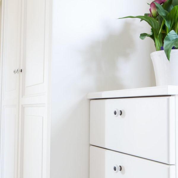 Garderobe im klassischen Stil in weiß