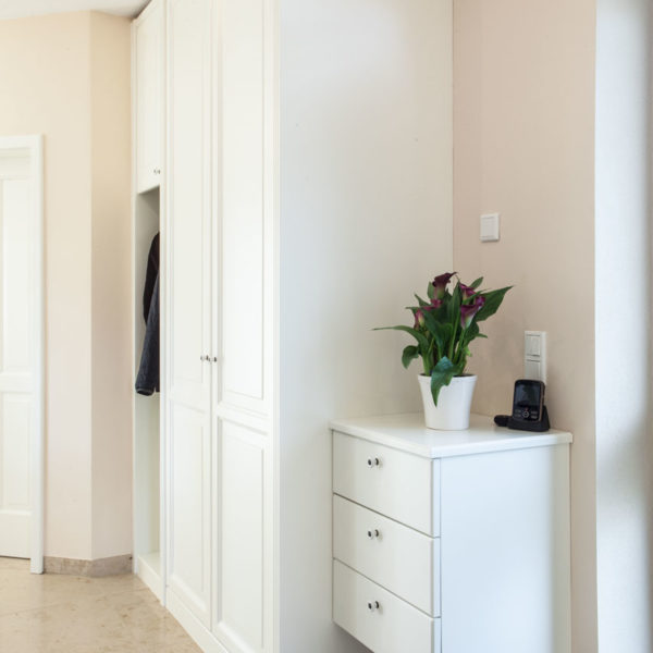 Garderobe im klassischen Stil in weiß