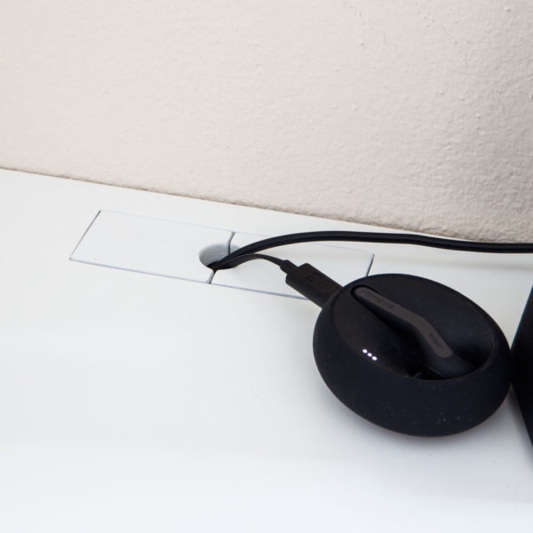 Kabelöffnung, z. B. für Telefon