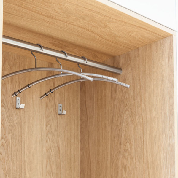 Garderobe mit lederbezogener Sitzbank, weißen Möbel und Nische in Eiche