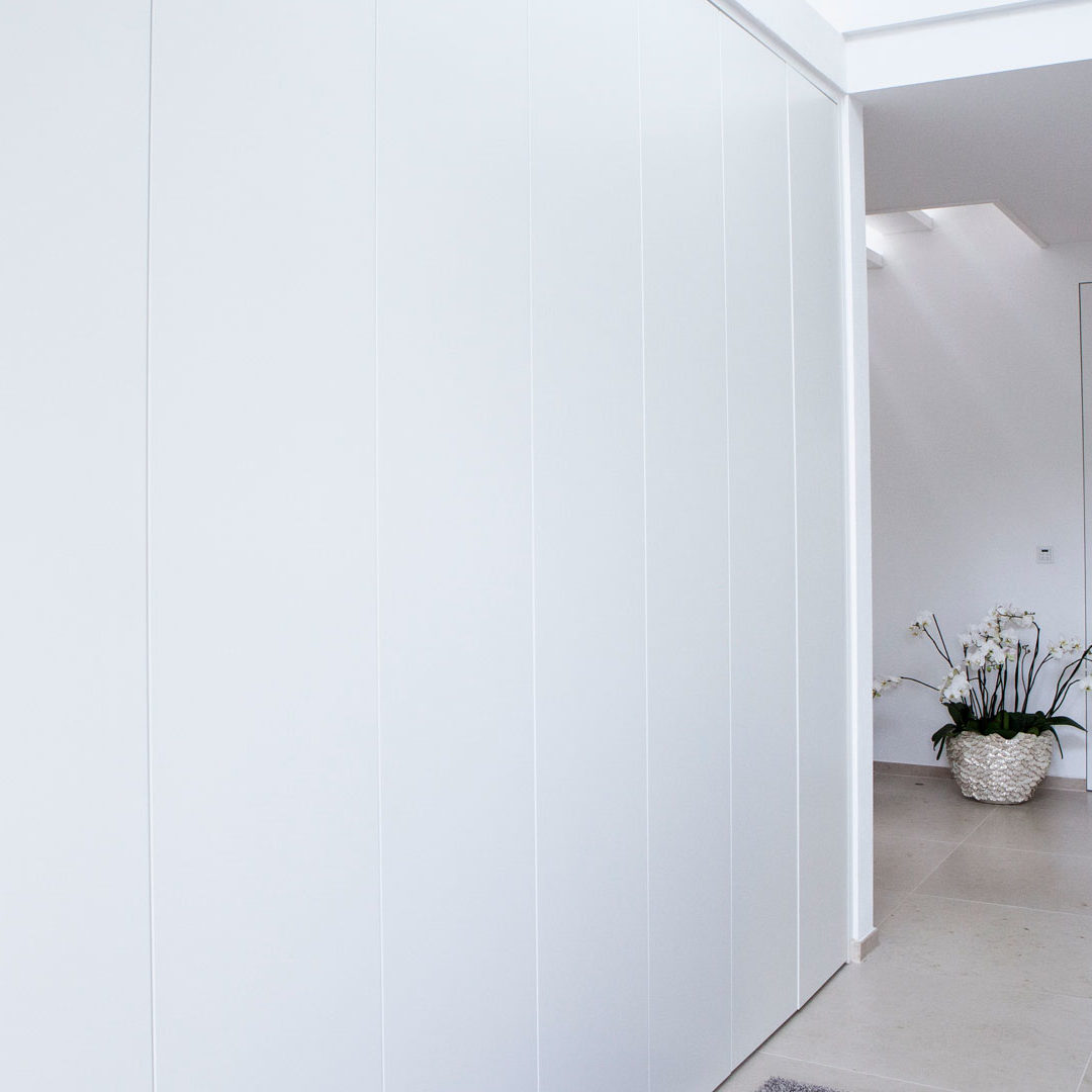 Raumhohe Garderobe in weiß