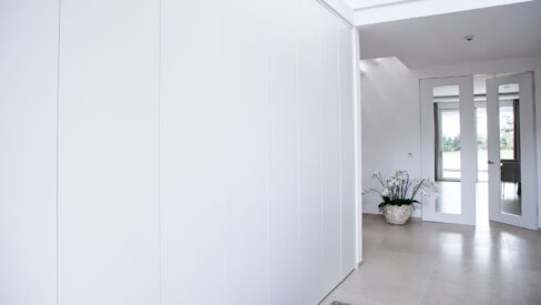 Raumhohe Garderobe in weiß