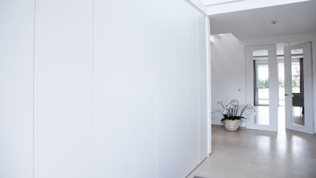 Raumhohe Garderobe in weiß