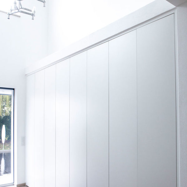 Raumhohe Garderobe in weiß