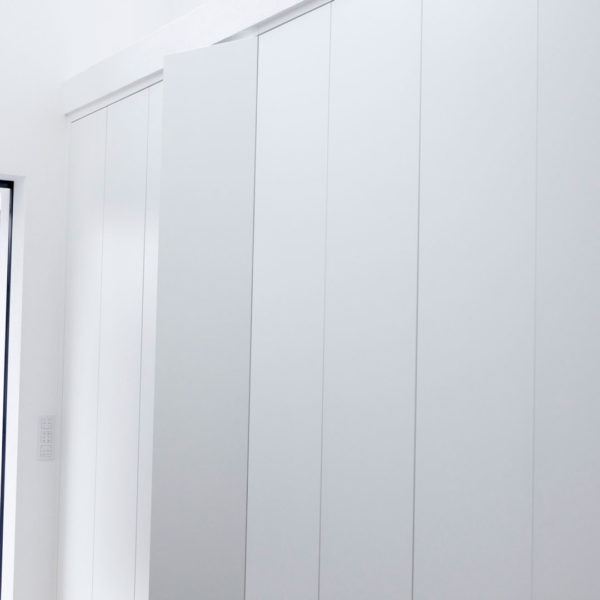 Raumhohe Garderobe in weiß