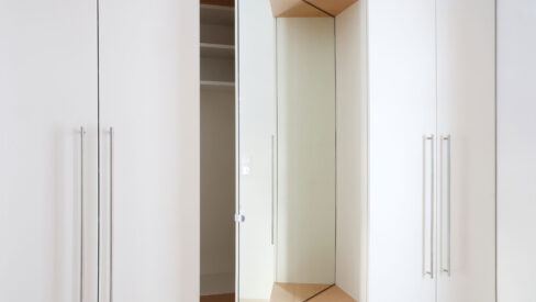 Garderobe mit Sitzbank und Schüben in der Holzart Eiche