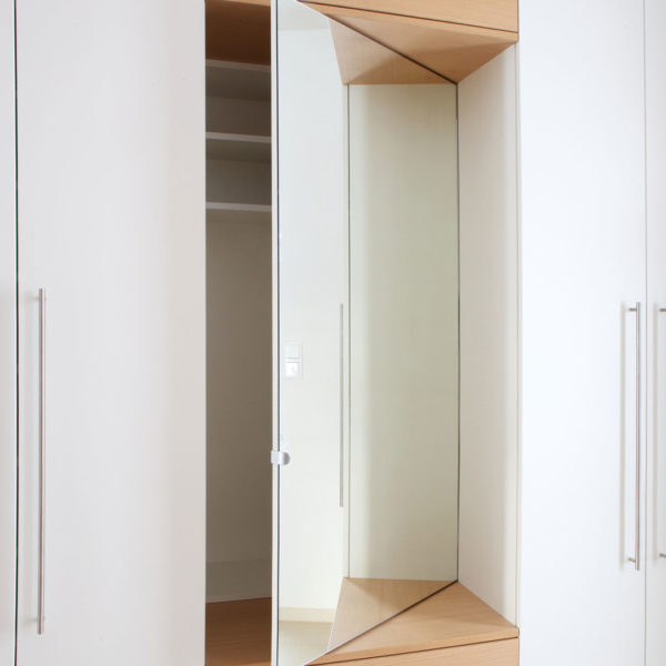 Garderobe mit Sitzbank und Schüben in der Holzart Eiche