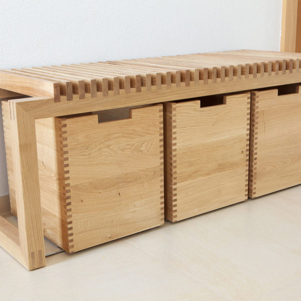 Garderobe mit Sitzbank und Schüben in der Holzart Eiche