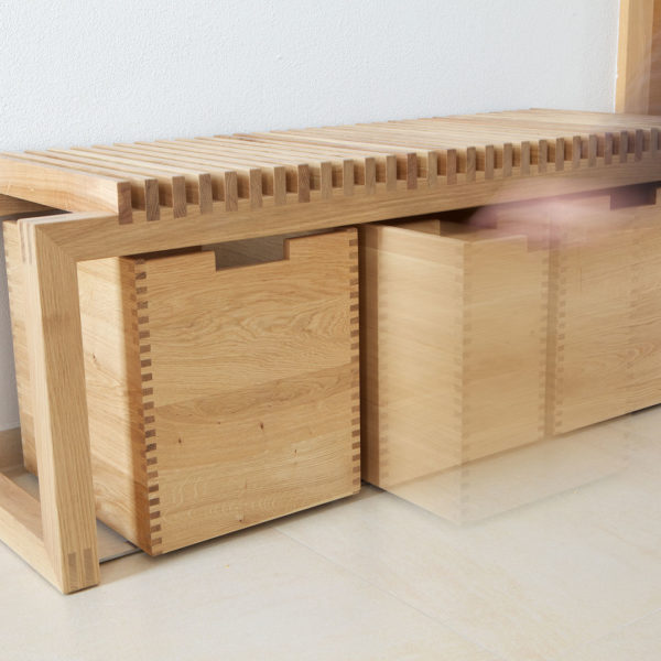 Garderobe mit Sitzbank und Schüben in der Holzart Eiche