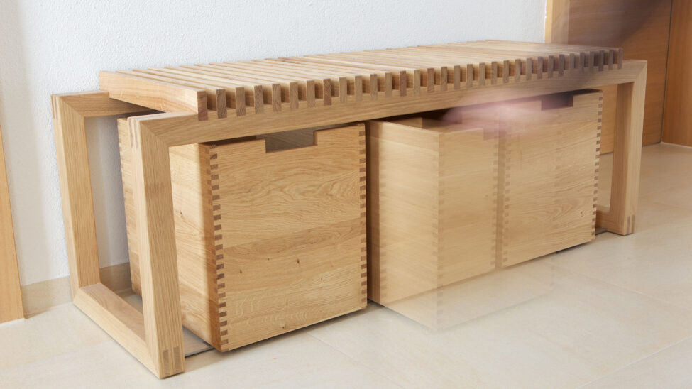 Garderobe mit Sitzbank und Schüben in der Holzart Eiche