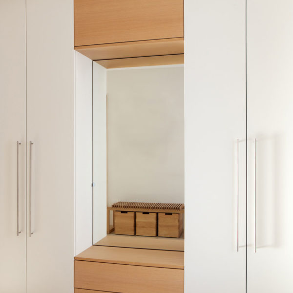 Garderobe mit Sitzbank und Schüben in der Holzart Eiche