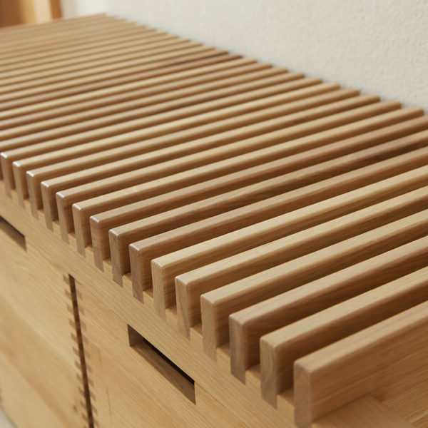 Garderobe mit Sitzbank und Schüben in der Holzart Eiche