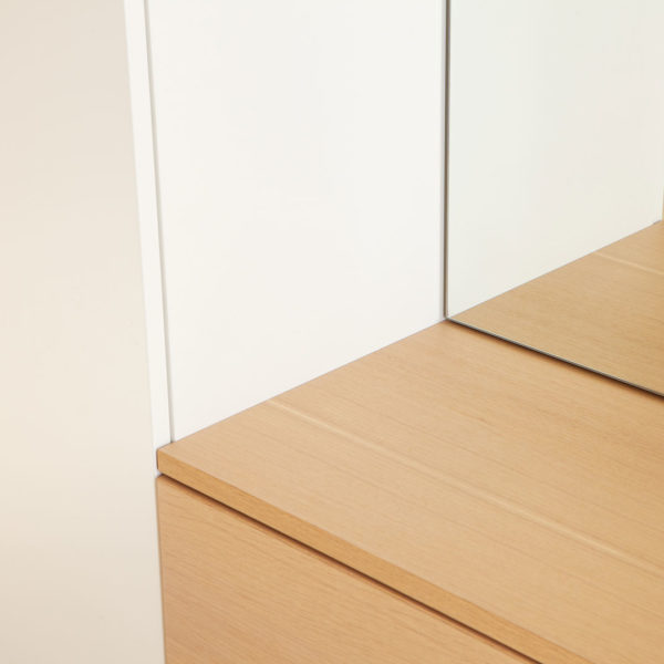 Garderobe mit Sitzbank und Schüben in der Holzart Eiche