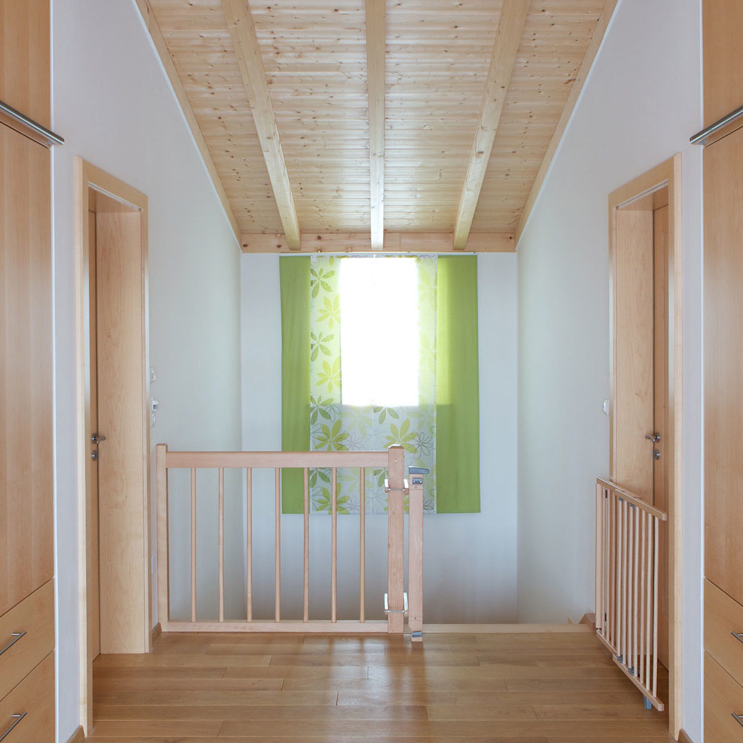 Große Garderobe mit Leiter