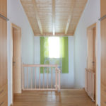 Große Garderobe mit Leiter