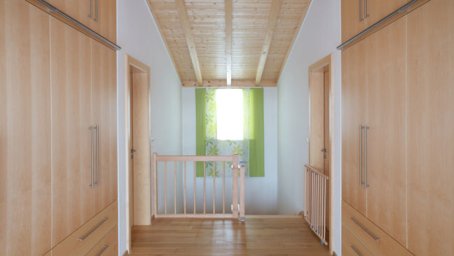 Große Garderobe mit Leiter