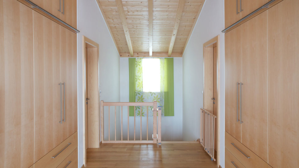 Große Garderobe mit Leiter