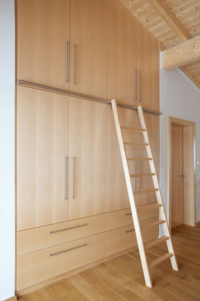 Große Garderobe mit Leiter