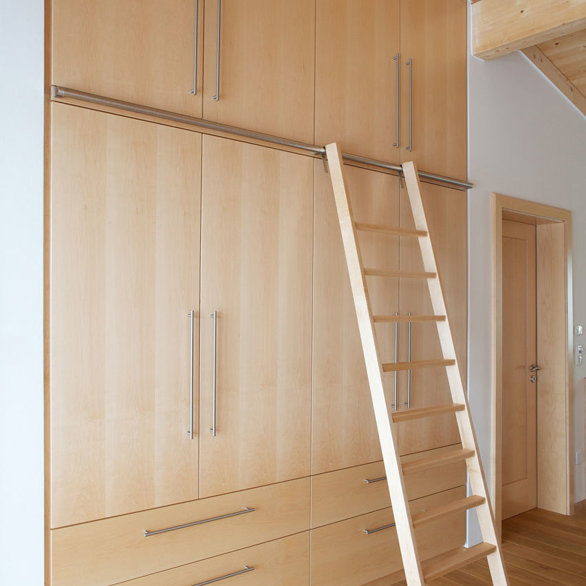 Große Garderobe mit Leiter