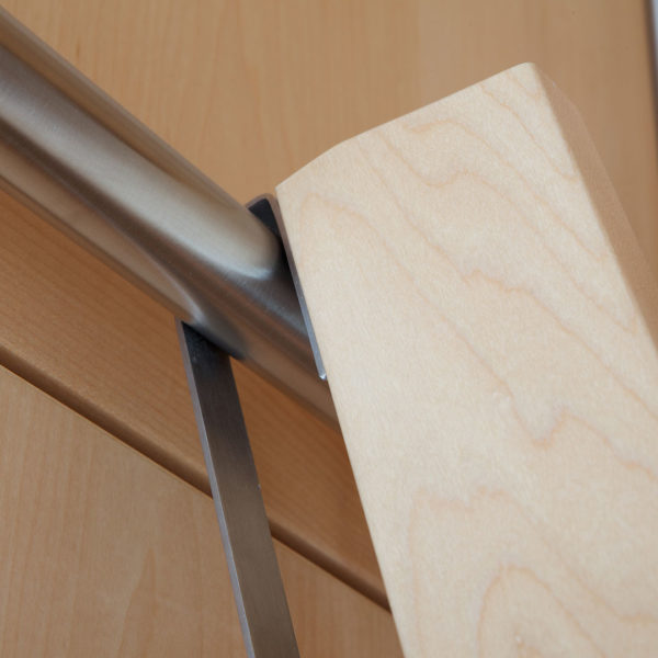 Große Garderobe mit Leiter