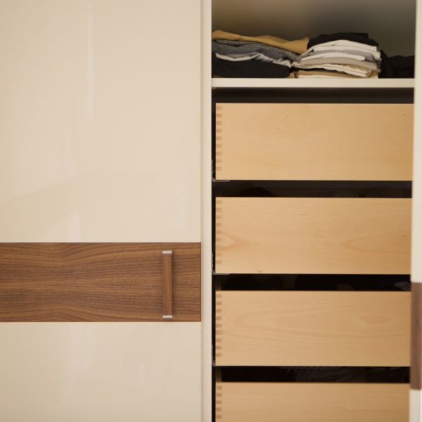 Ankleide mit vielen Schubläden