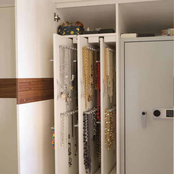 Ankleide mit Tresor und Apothekenschrank