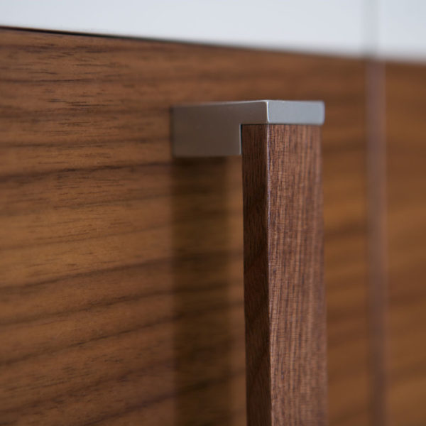Hochwertige Griffe aus Edelstahl und amerikanischem Nussbaum