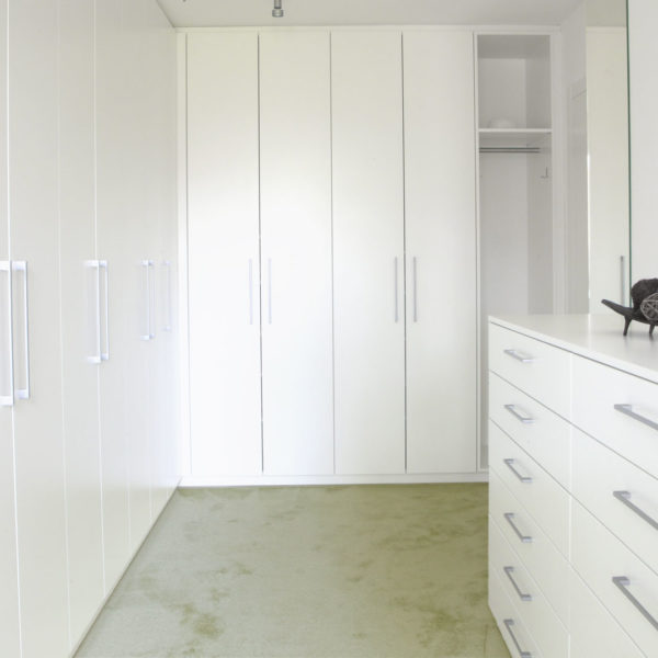 Garderobe in weiß mit Melaminharzbeschichtung