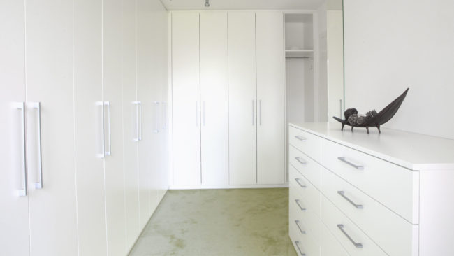 Garderobe in weiß mit Melaminharzbeschichtung