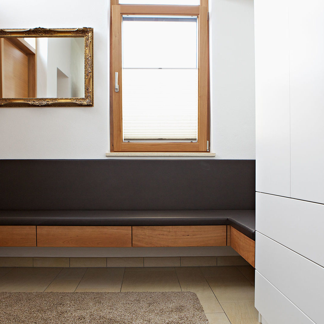 funktionale Garderobe aus Nussbaum mit Schrank weiß lackiert