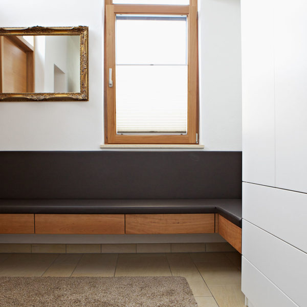 funktionale Garderobe aus Nussbaum mit Schrank weiß lackiert