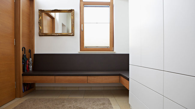 funktionale Garderobe aus Nussbaum mit Schrank weiß lackiert