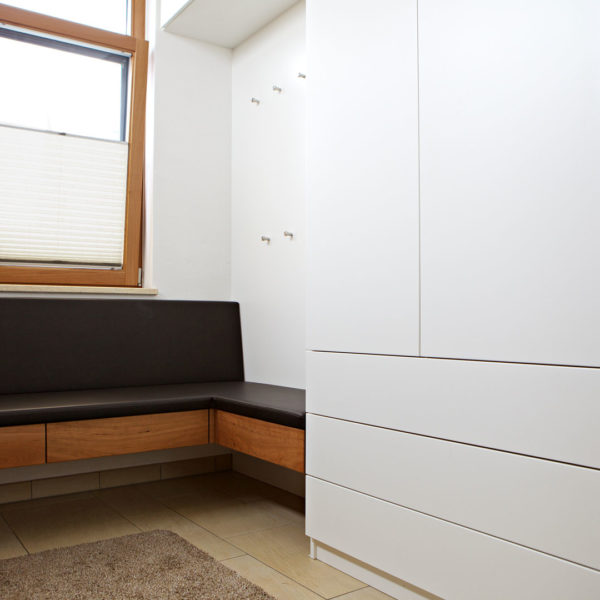 funktionale Garderobe aus Nussbaum mit Schrank weiß lackiert