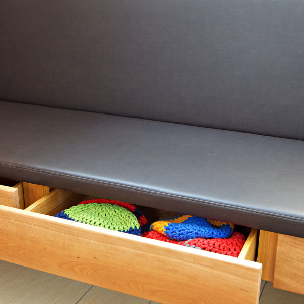 funktionale Garderobe mit lederbezogener Sitzfläche