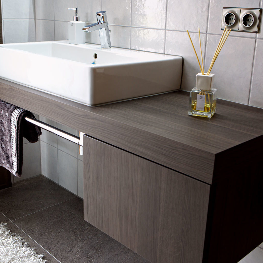 Badmöbel in braun-anthrazit Farbkombination