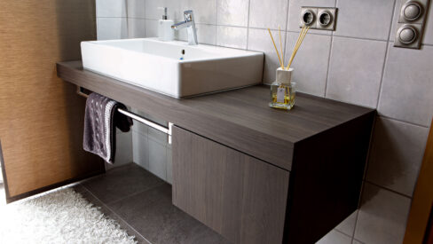 Badmöbel in braun-anthrazit Farbkombination