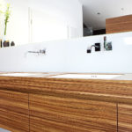 Exklusives Badmöbel in der Holzart Zebrano