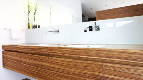 Exklusives Badmöbel in der Holzart Zebrano