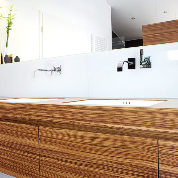 Exklusives Badmöbel in der Holzart Zebrano