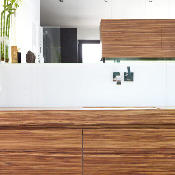 Exklusives Badmöbel in der Holzart Zebrano