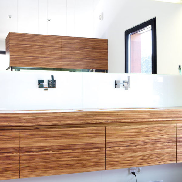 Exklusives Badmöbel in der Holzart Zebrano