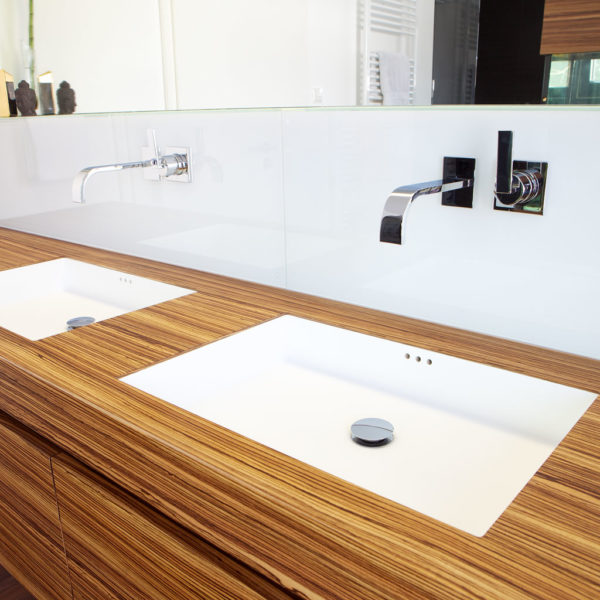 Exklusives Badmöbel in der Holzart Zebrano