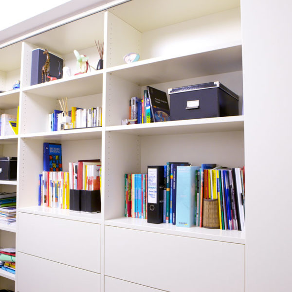 Homeoffice mit großer Regalwand