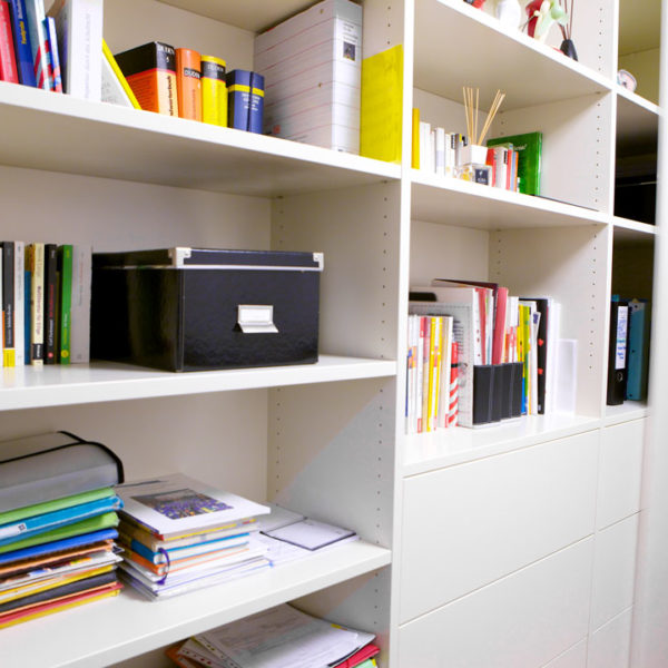 Homeoffice mit großer Regalwand