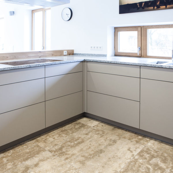 Küche in grau mit Frühstückstresen aus massivem Holz