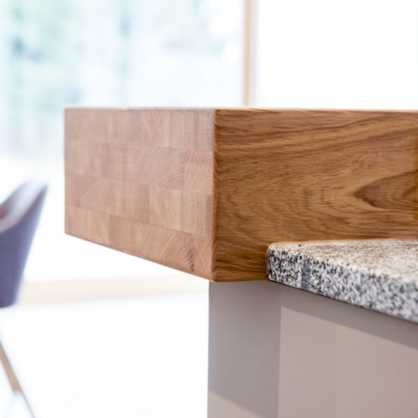 Küche mit Frühstückstresen aus einem massiven Holzkorpus gefertigt