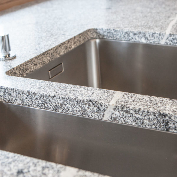 Küche mit doppeltem Spülbecken in Granitarbeitsplatte eingelassen